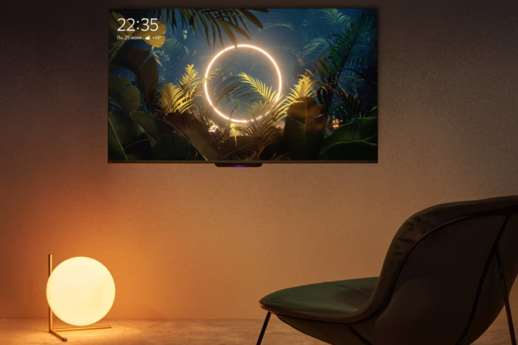 Телевизор Яндекс на стене в комнате
