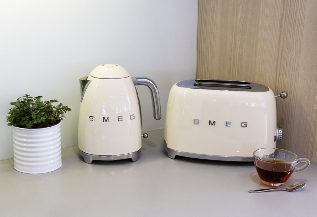 Чайник и тостер SMEG на кухонном столе