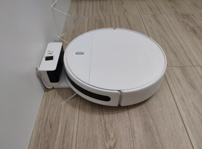 Xiaomi Mi Robot Vacuum-Mop 2 RU белого цвета на док-станции
