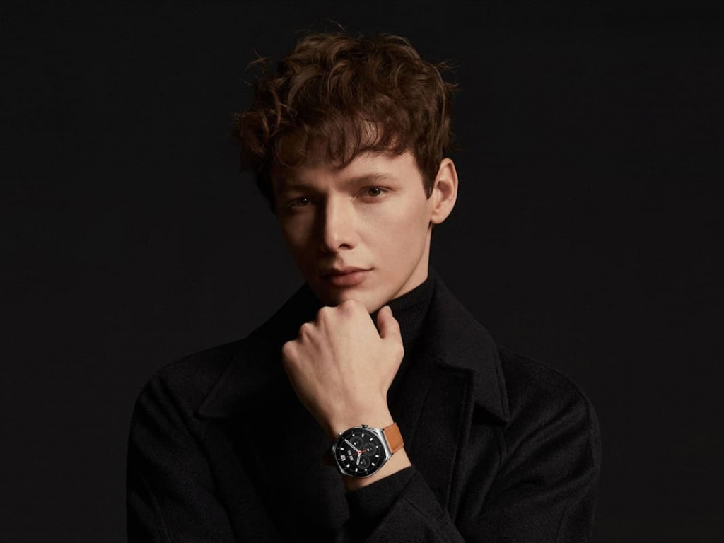 Xiaomi Watch S1 на руке у мужчины